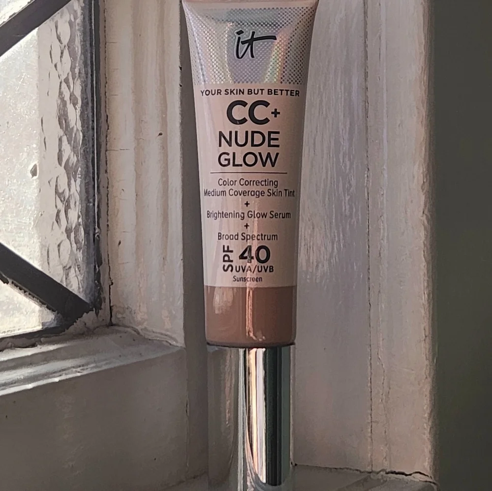 NIB IT COSMETICS CC NUDE GLOW  SKIN TINT FOUNDATION IN FAIR LIGHT